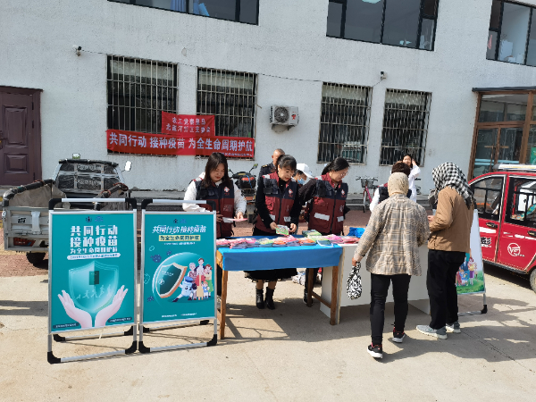 農(nóng)工黨北戴河新區(qū)支委會聯(lián)合北戴河新區(qū)疾控中心開展4.25“全國兒童預(yù)防接種日”主題宣傳活動-2_resized.jpg