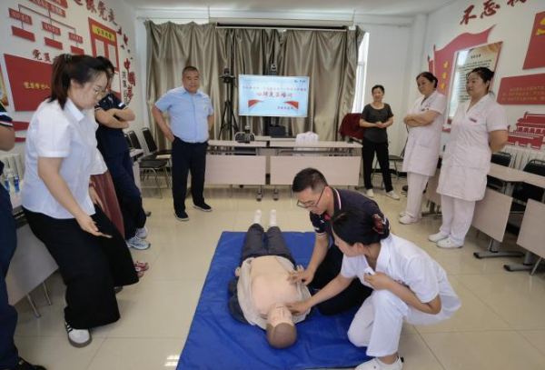 員工現場學習心肺復蘇.jpg