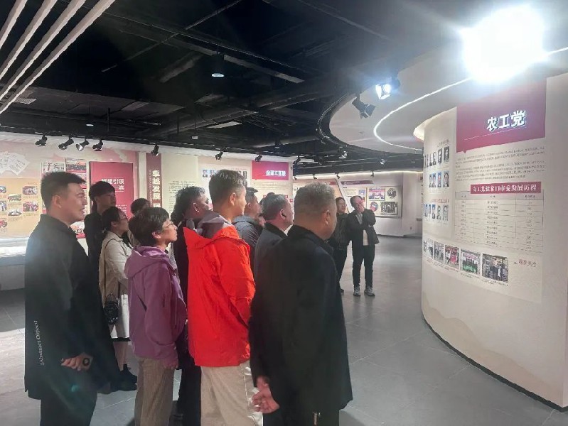 農工黨黨員在農工黨展覽區參觀